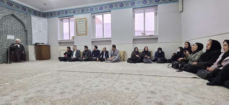 جشن ولادت حضرت فاطمه زهرا (س) و گرامیداشت روز زن صبح امروز در اداره کل دامپزشکی استان قزوین برگزار شد